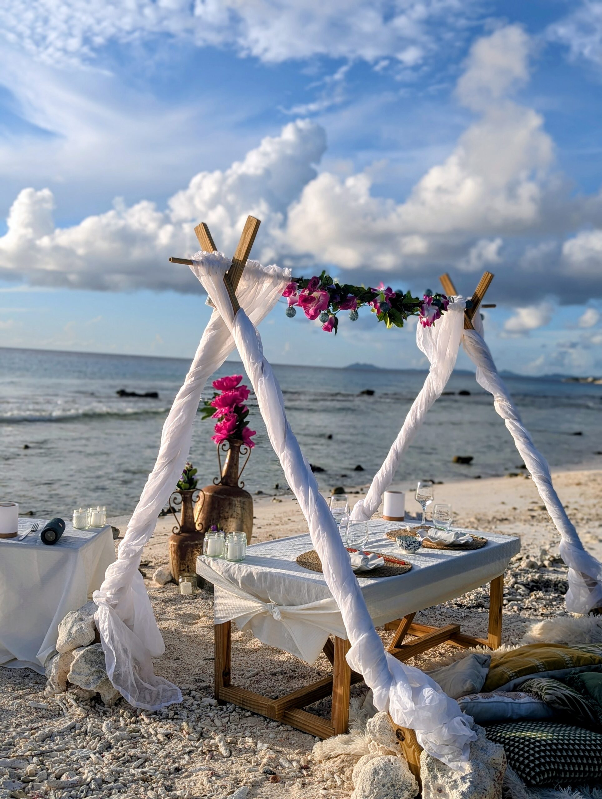 Romantische diner setting voor 2 op een paradijselijk strand op Bonaire